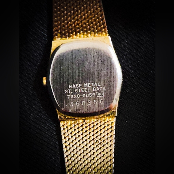 LOT OF 2 - Vintage Seiko Quartz Women's watches - Needs batteries - Picture 8 of 12